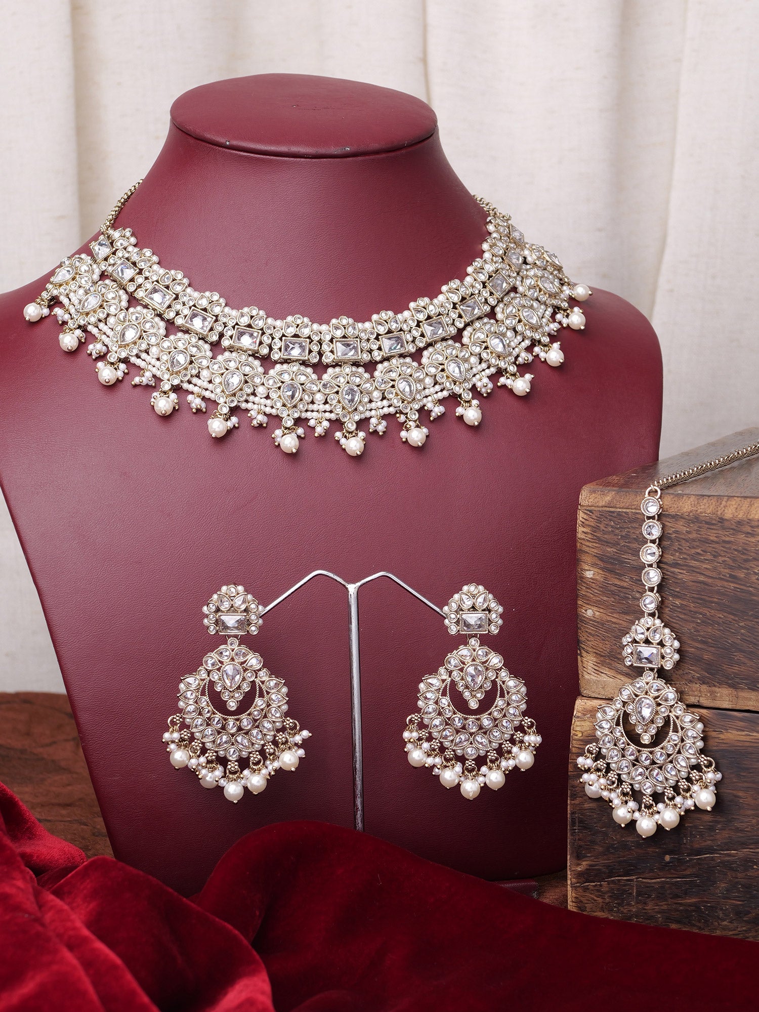 Anoushka Necklace Set in White and Antique Gold