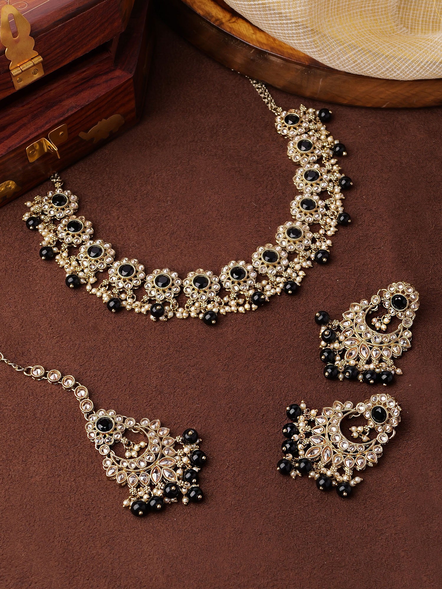 Arana Necklace Set in Black