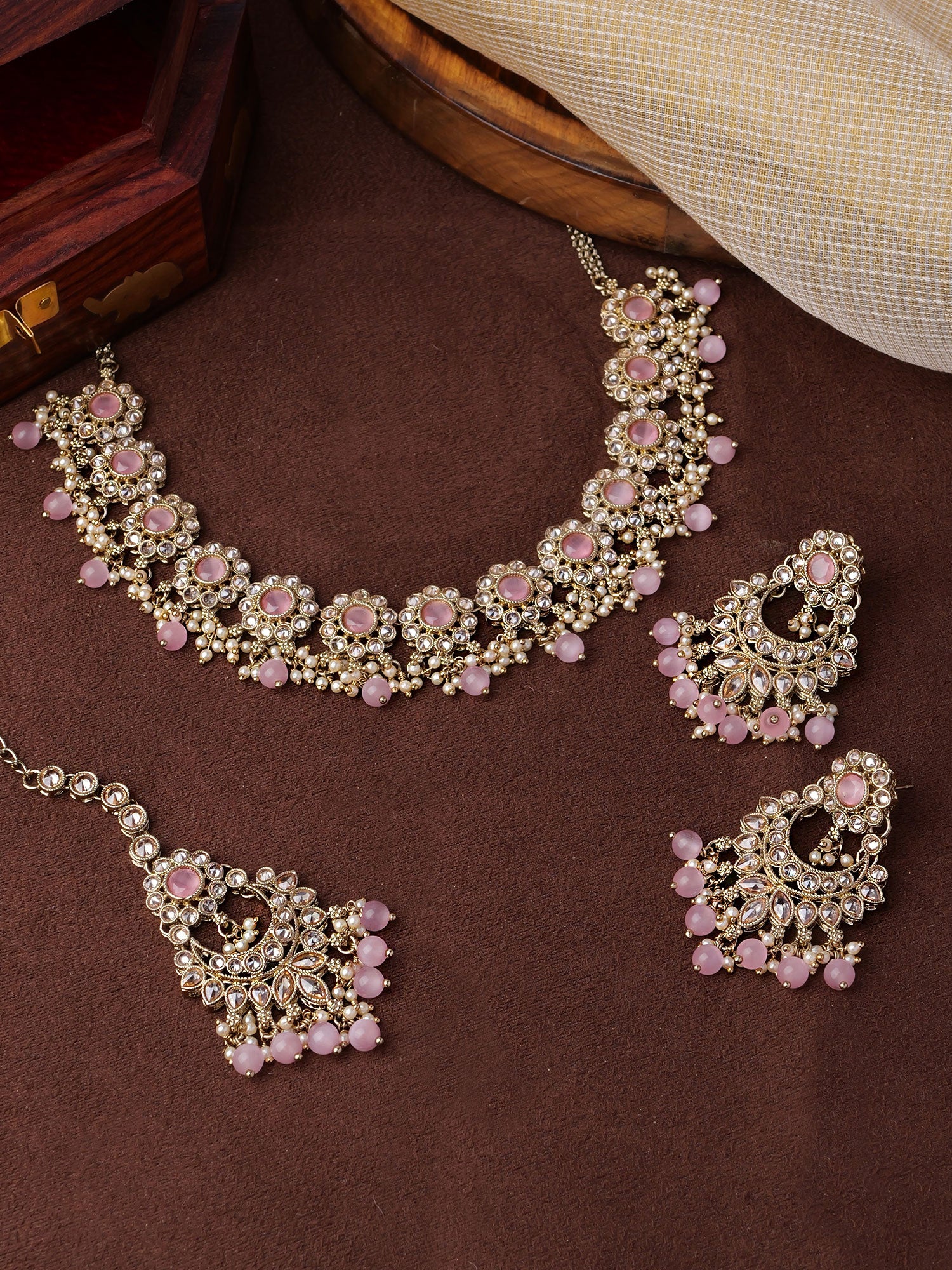 Arana Necklace Set in Pink