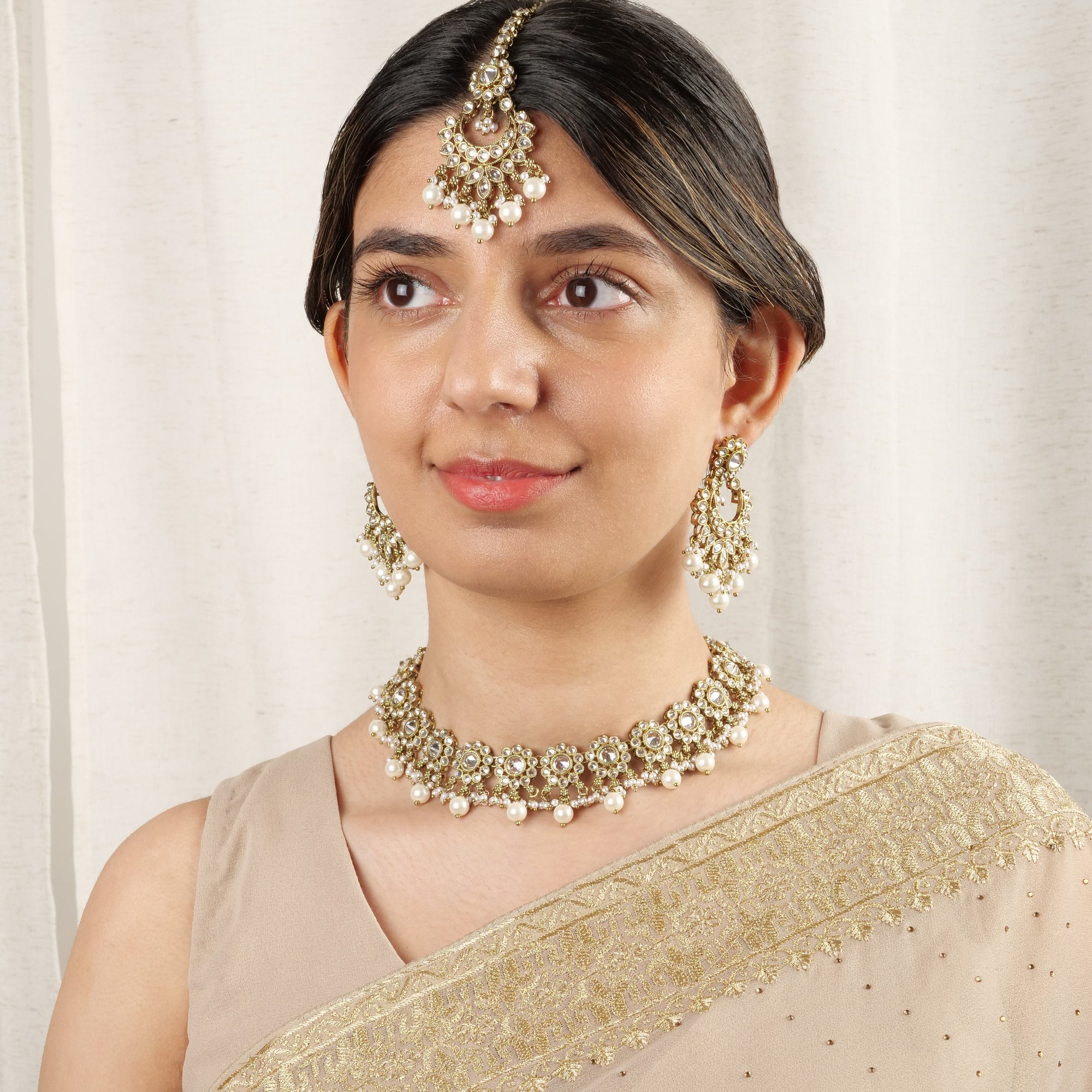 Arana Necklace Set in White
