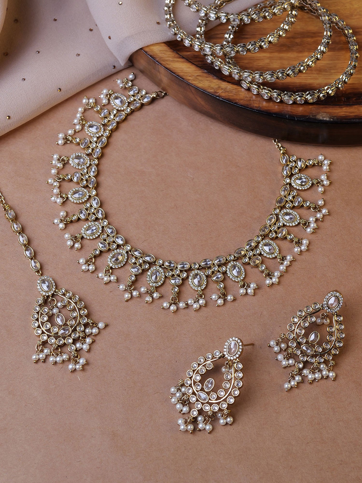 Ariya Necklace Set in White and Antique Gold