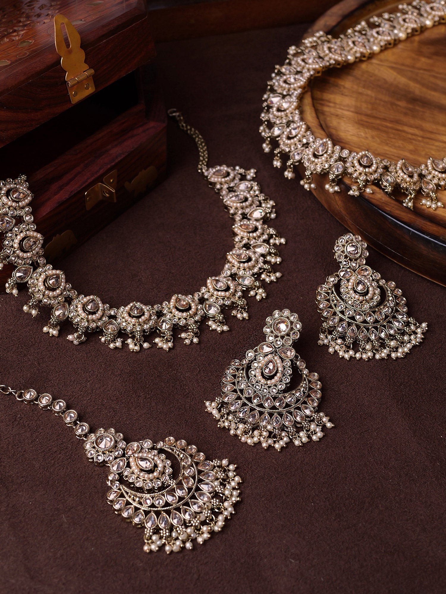 Avira Pearl Necklace Set in Champagne