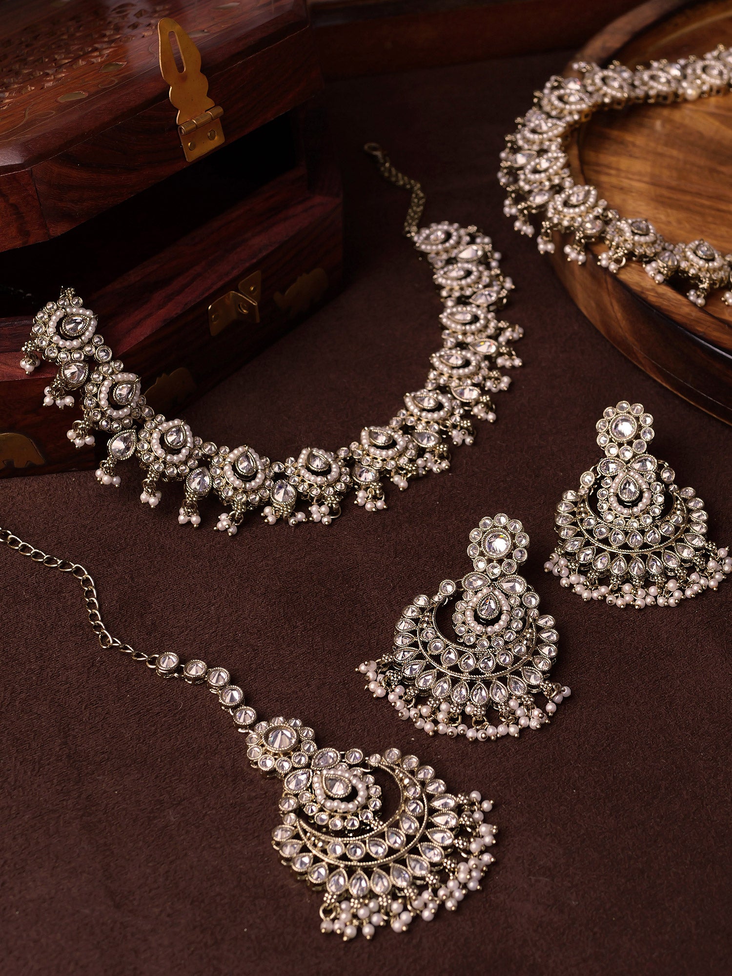 Avira Pearl Necklace Set in White