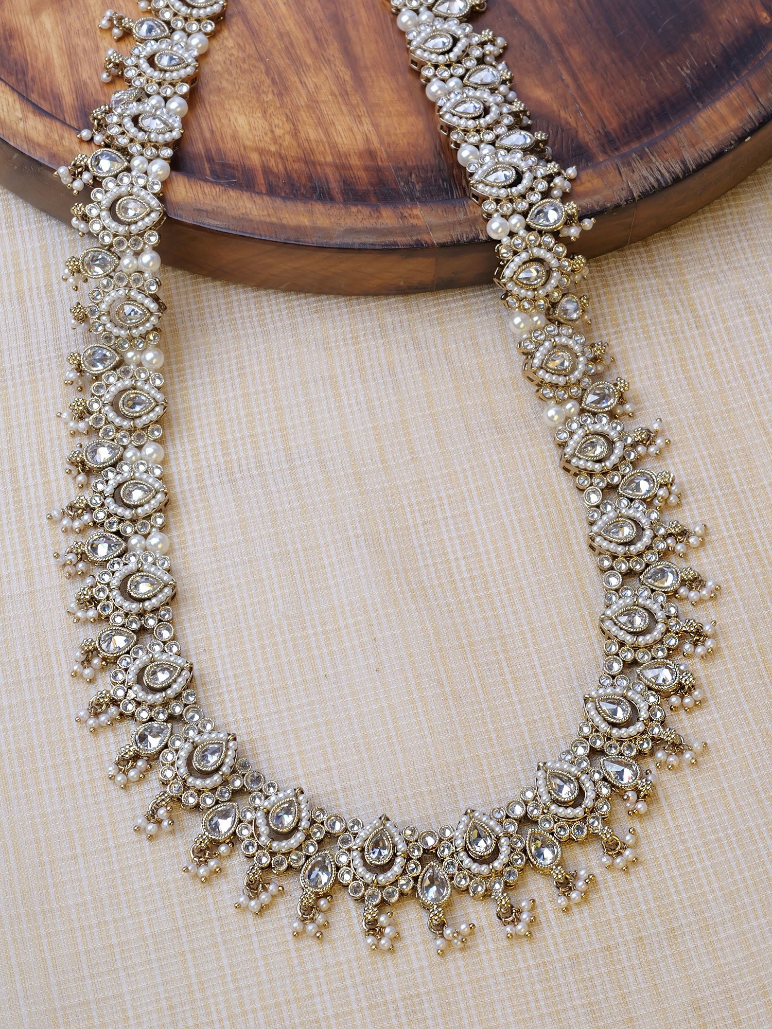 Avira Rani Haar in Pearl and White