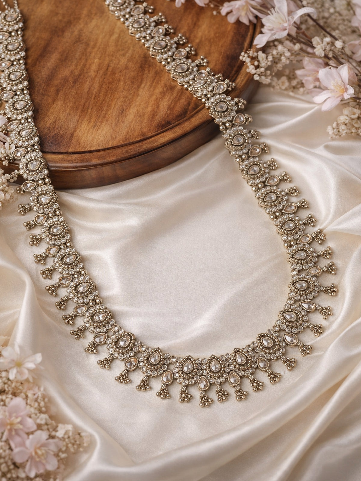 Avira Rani Haar in Antique Gold