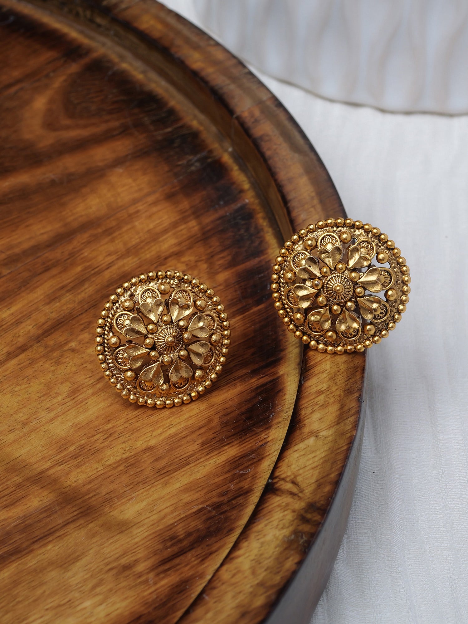 Ayra Classic Stud Earrings in Champagne