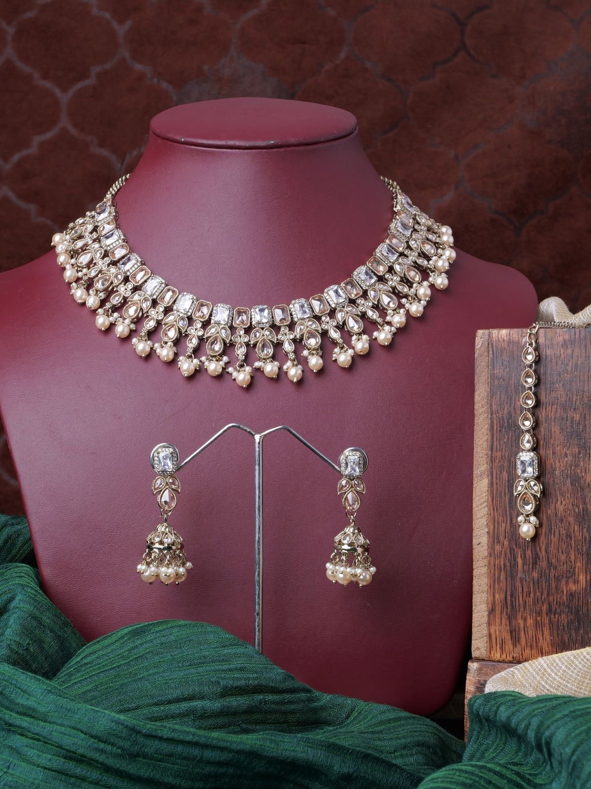 Devanshi Necklace Set in White and Champagne