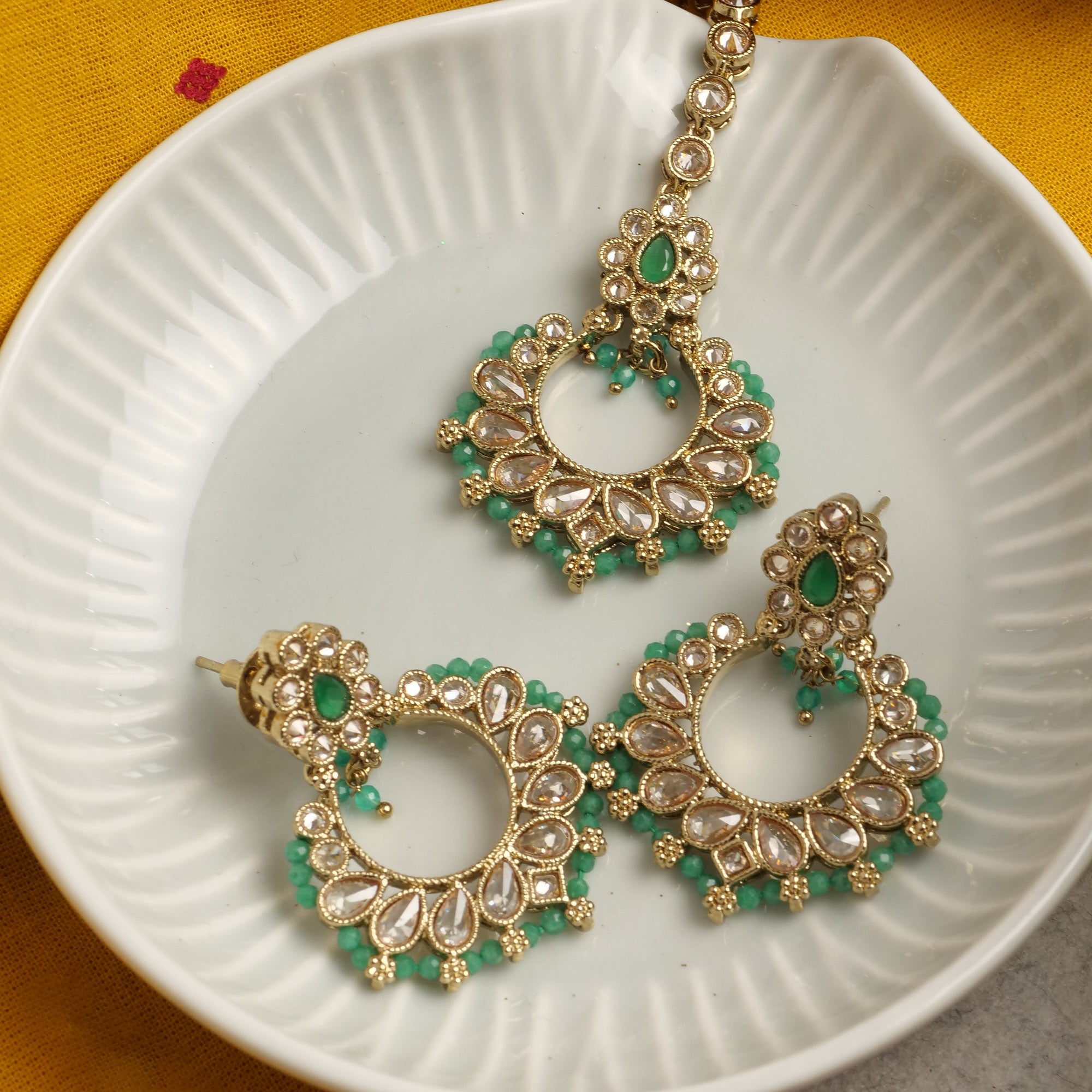 Ethnic Bead-Edge Earrings in Green