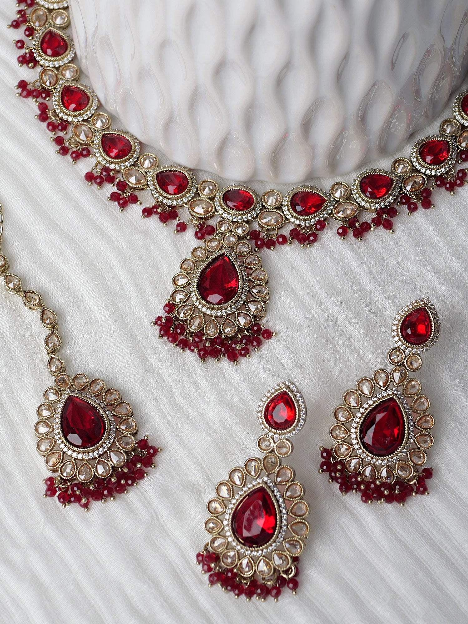 Inaya Necklace Set in Maroon