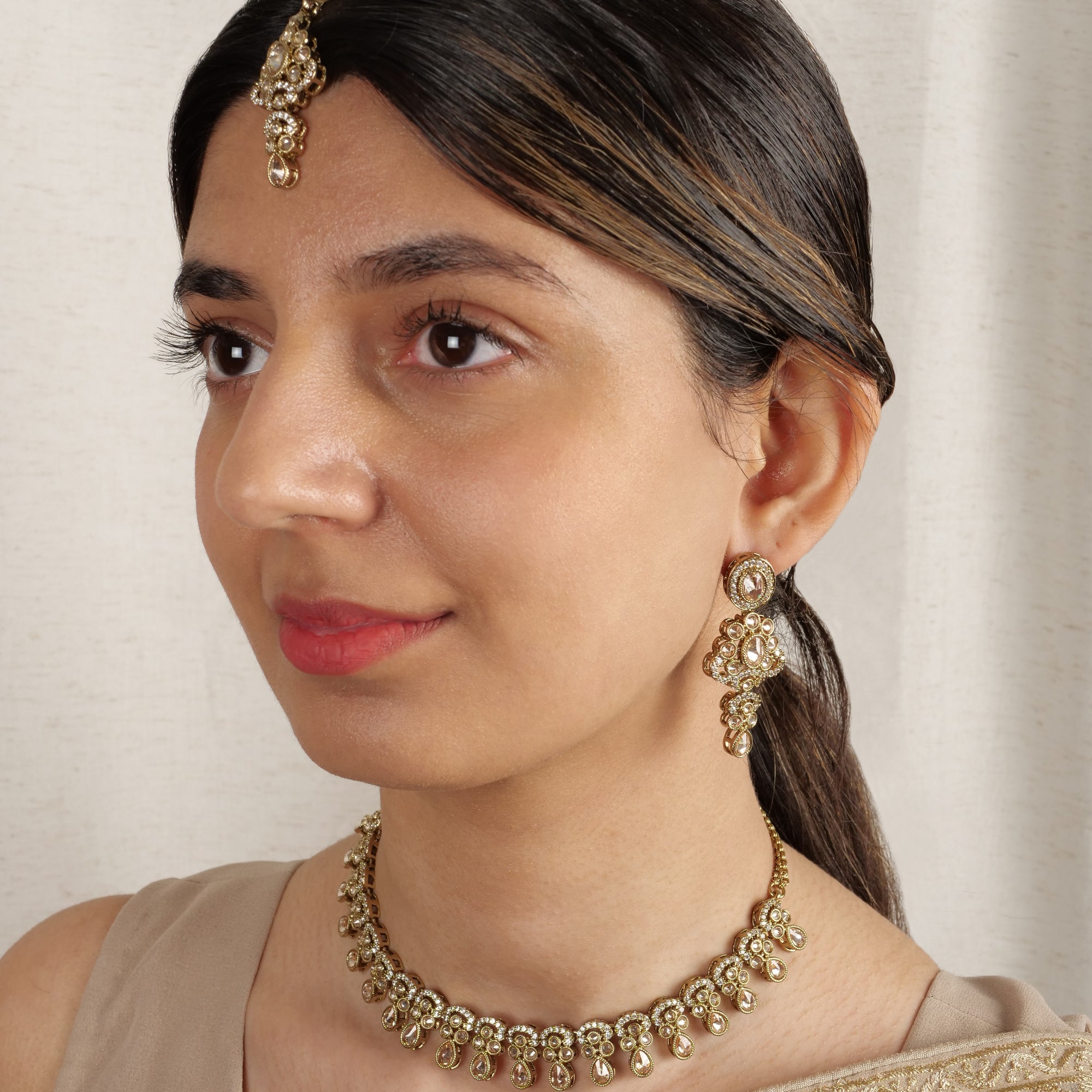 Ishika Simple Necklace Set in Light Topaz