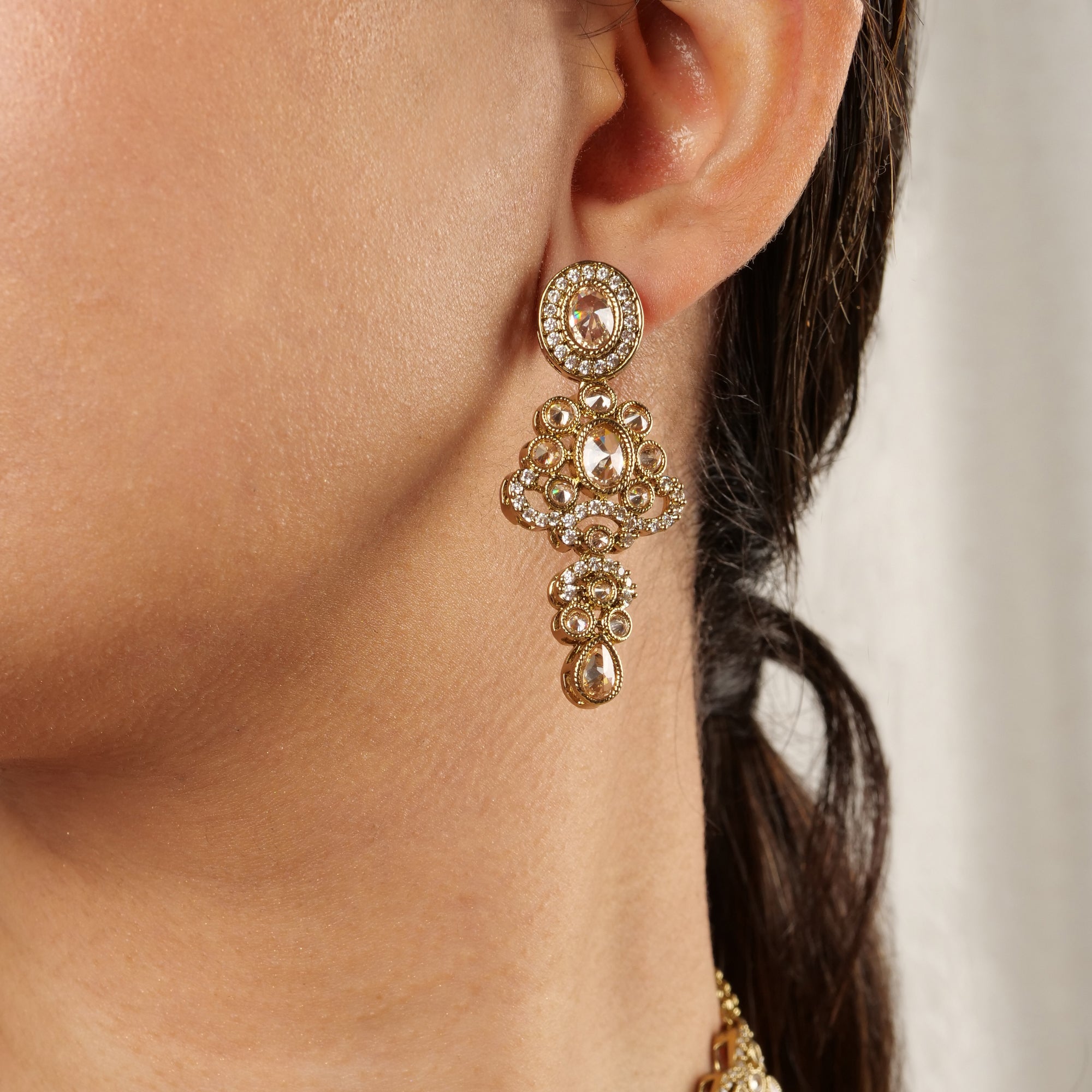 Ishika Simple Necklace Set in Light Topaz