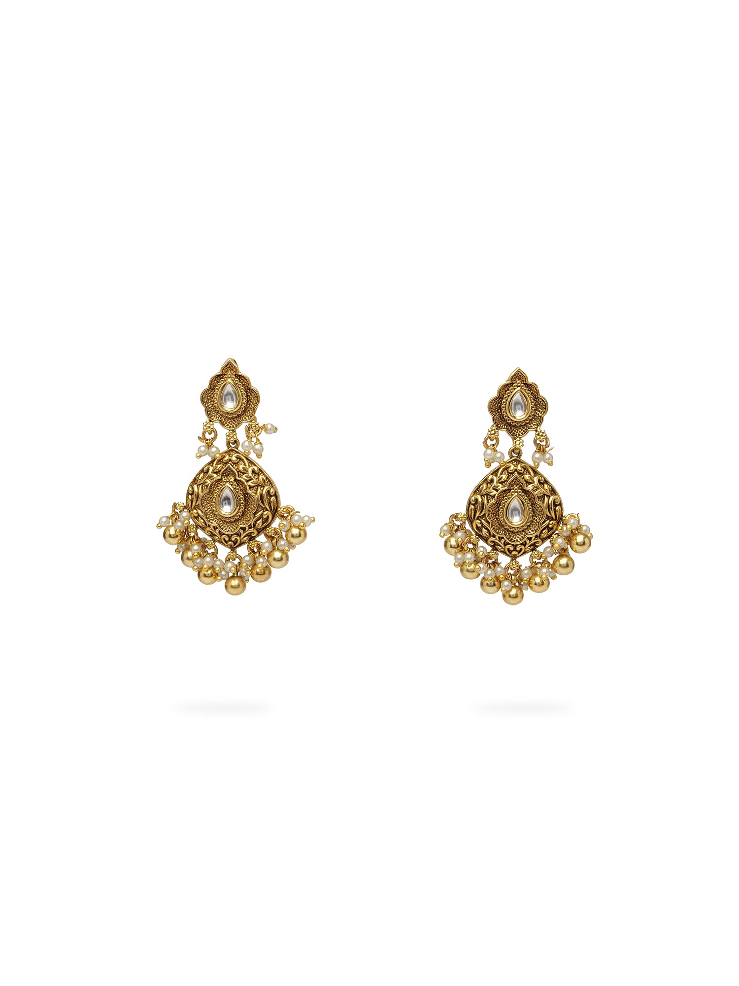 Kavitha Kundan Necklace Set in White