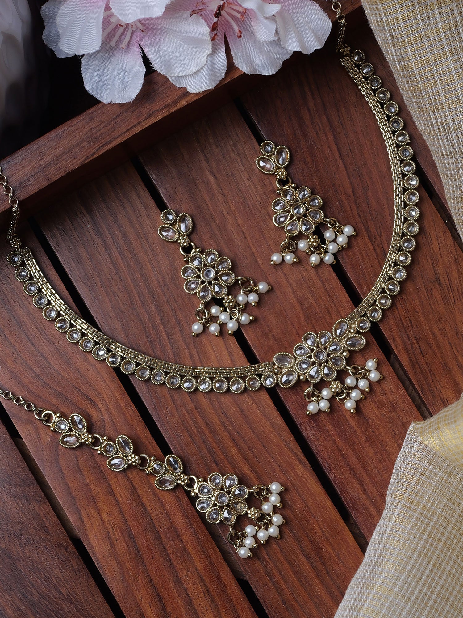 Mahiya Necklace Set in White