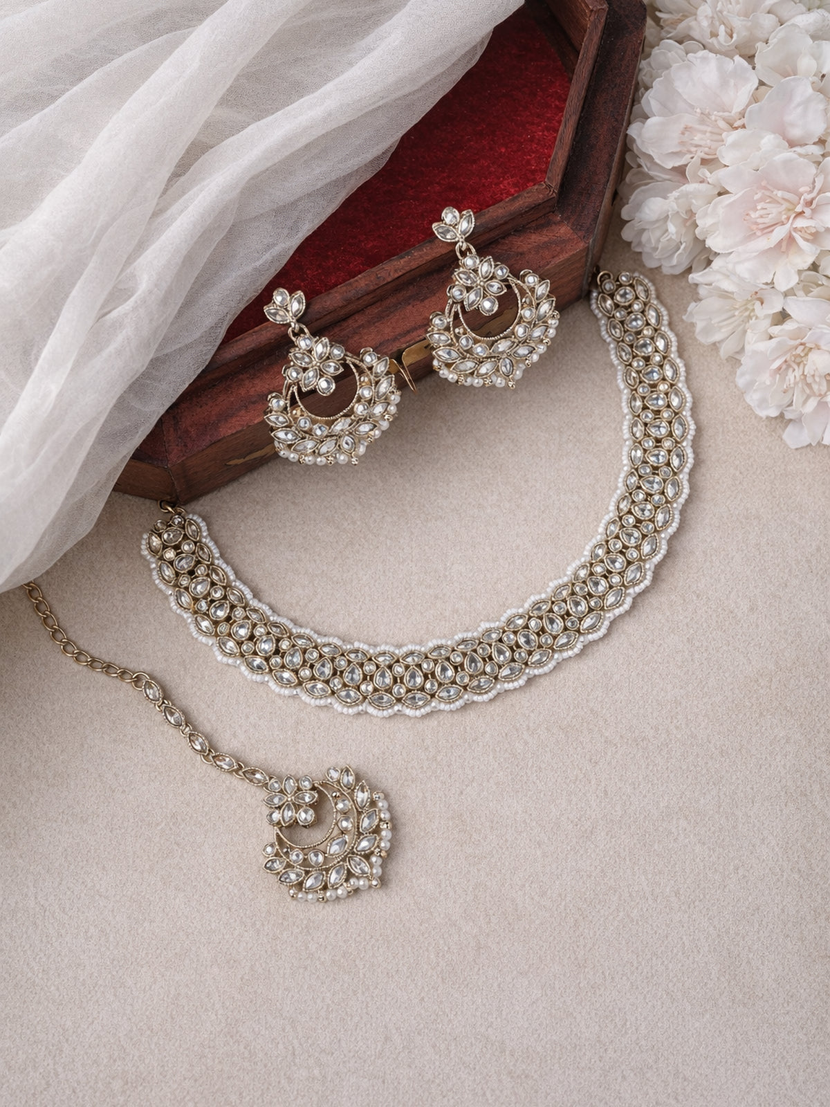 Minal Necklace Set in White