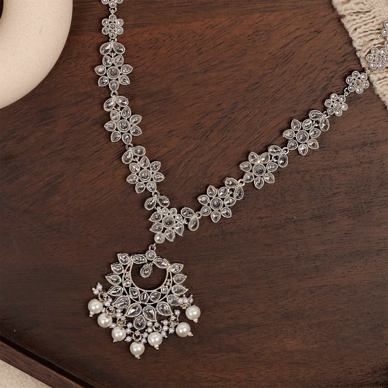 NIARA_LONG_NECKLACE_IN_PEARL_AND_RHODIUM1