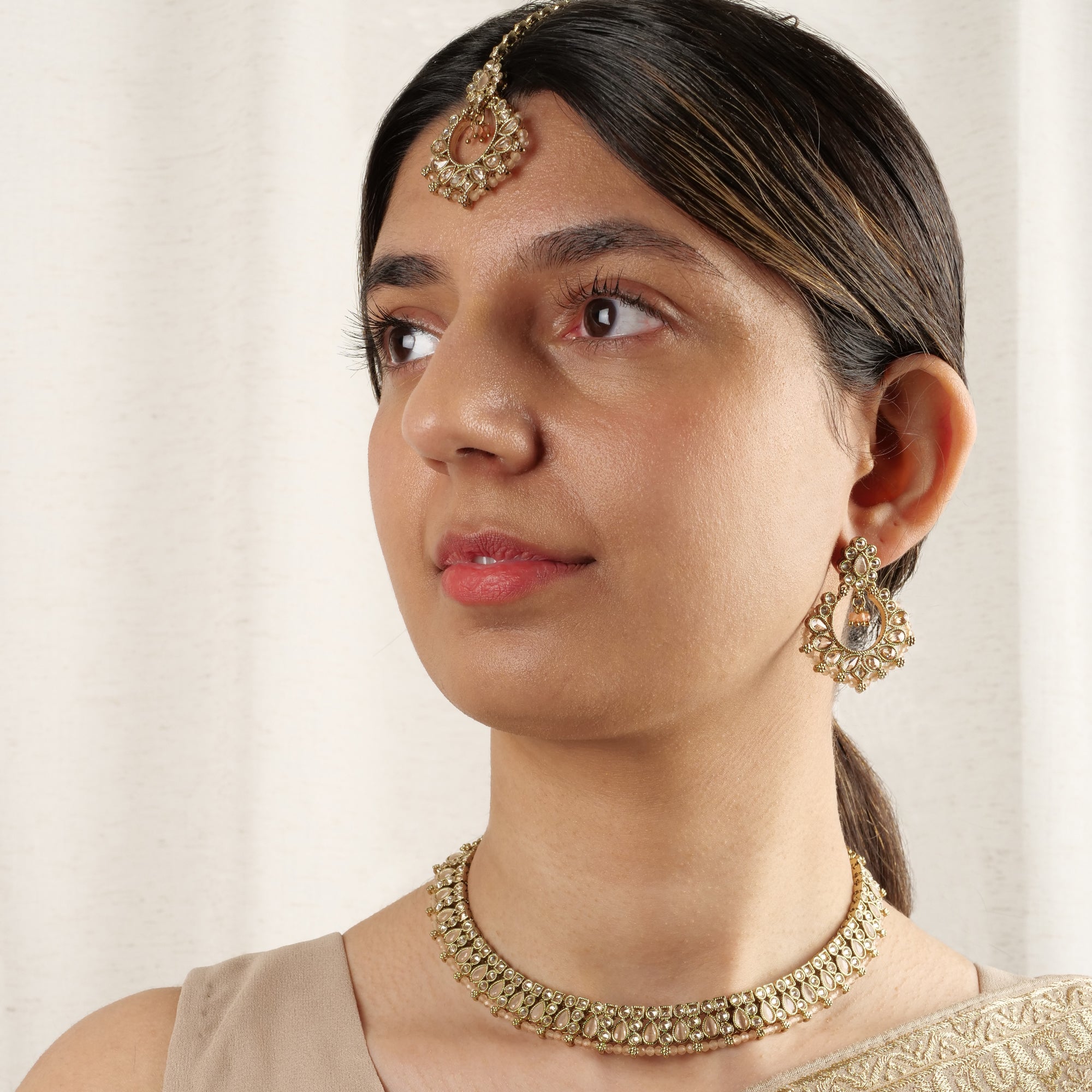 Naina Simple Necklace Set in Peach