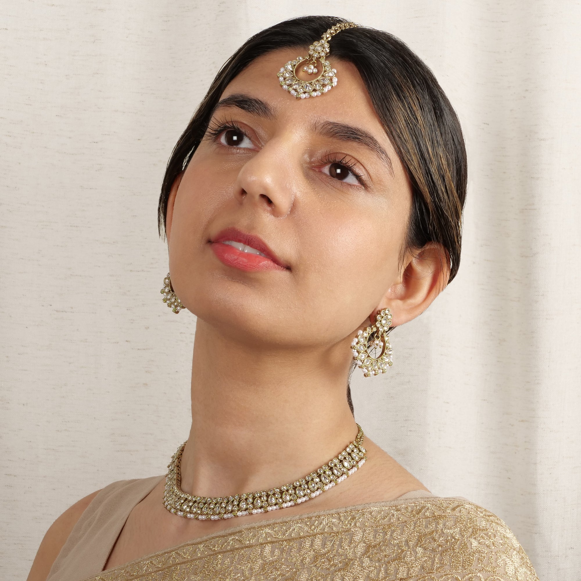 Naina Simple Necklace Set in White