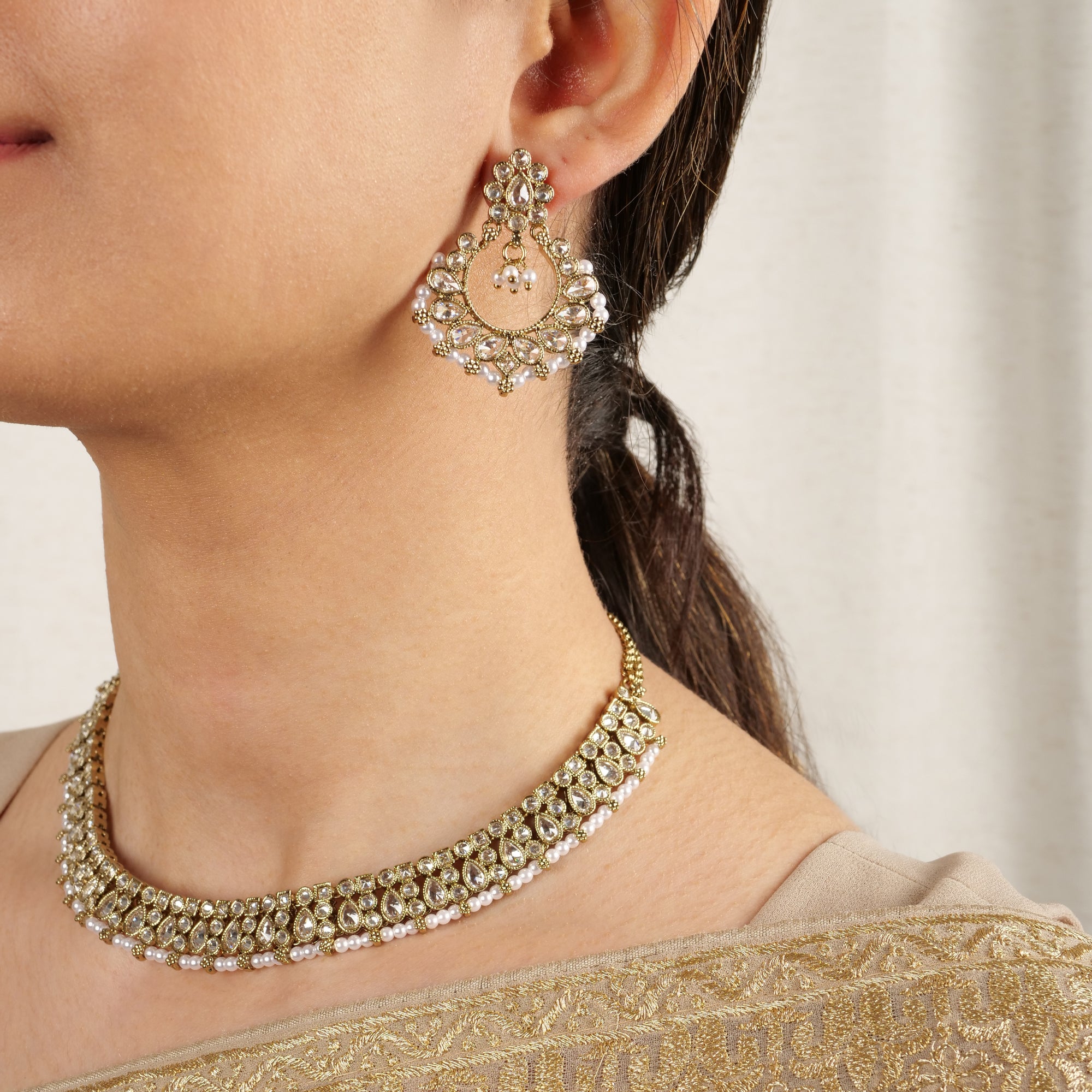 Naina Simple Necklace Set in White