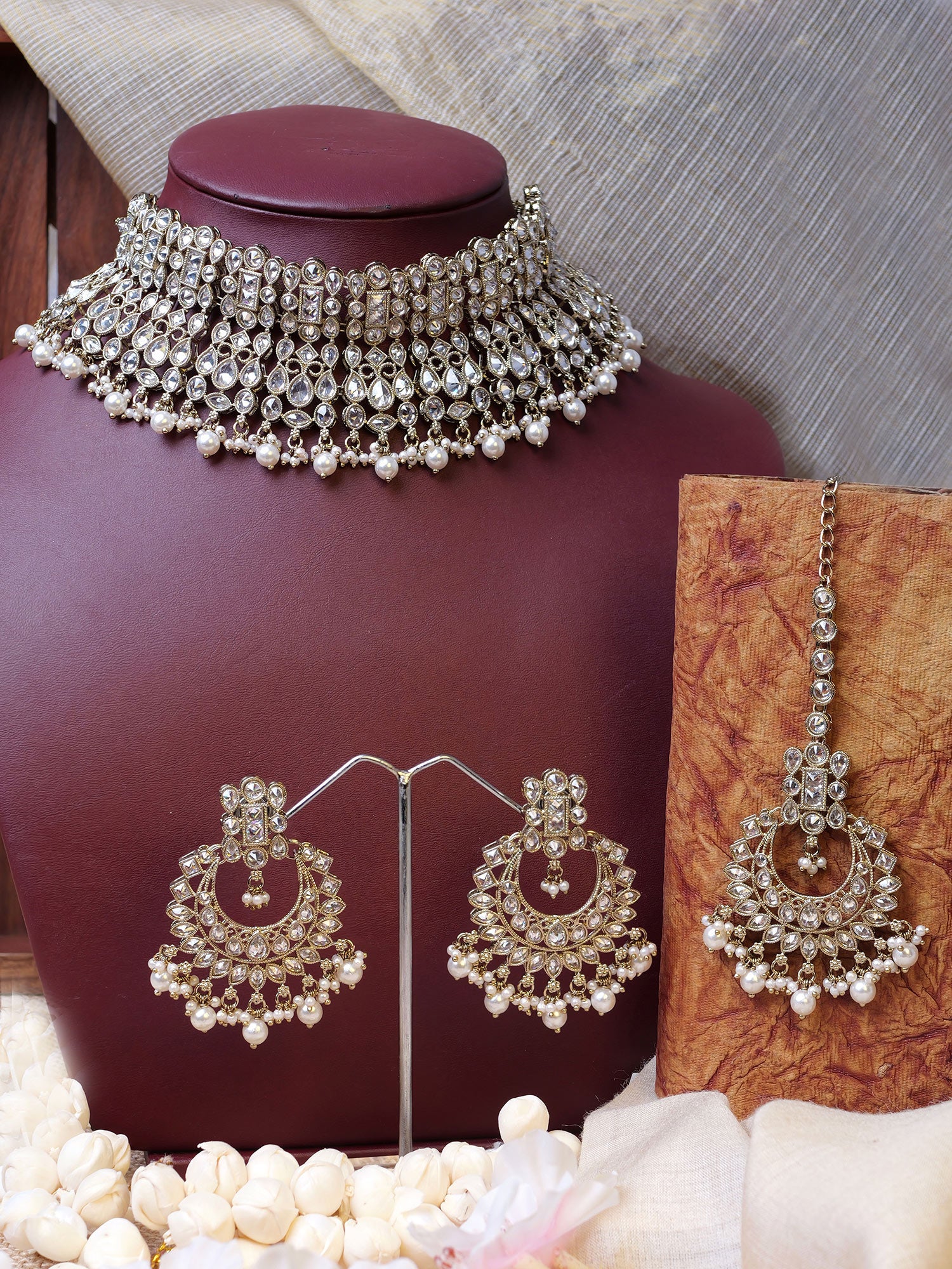 Niharika Bridal Necklace Set in White and Antique Gold