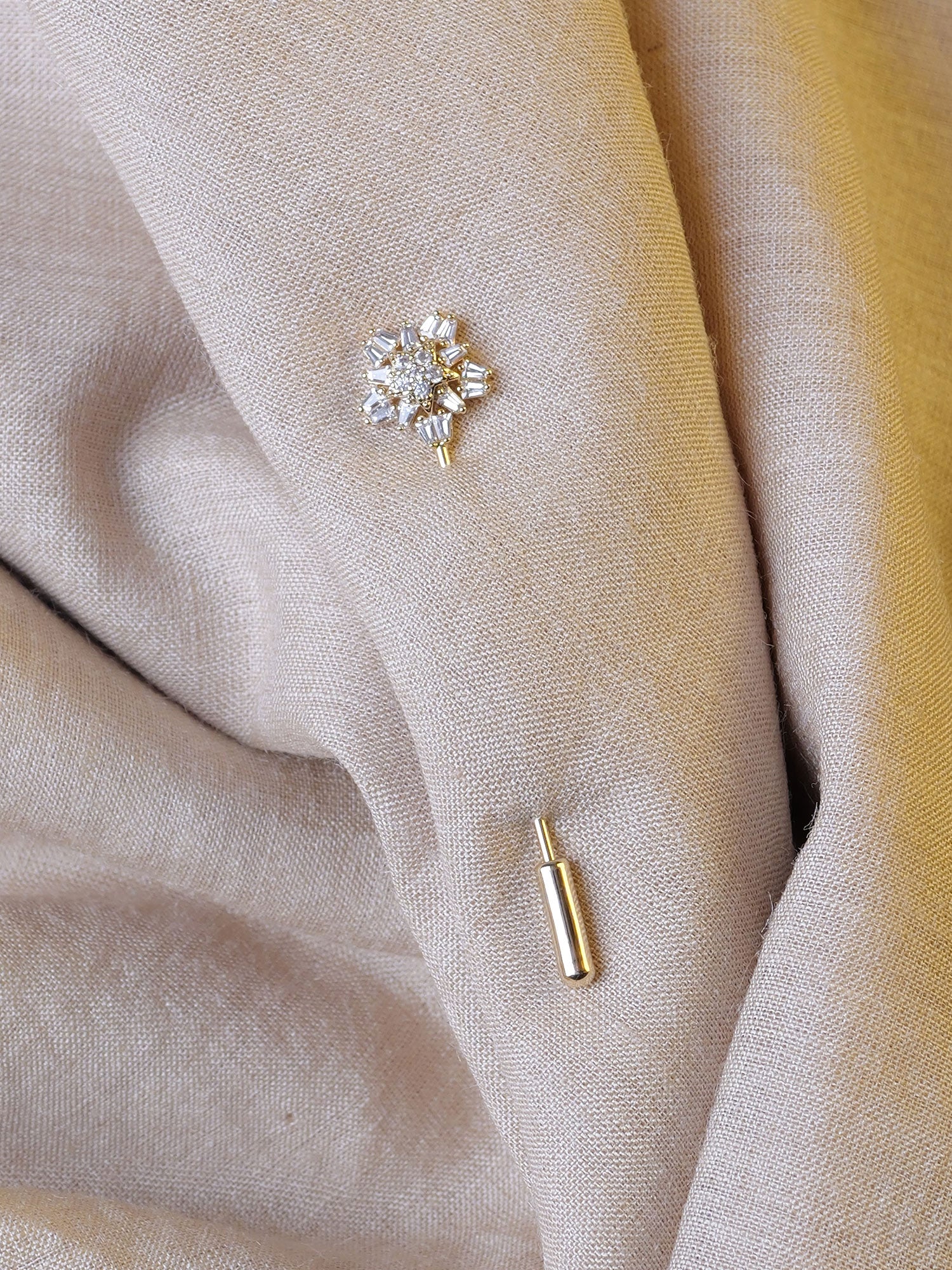 Noora Scarf Pin in White and Gold