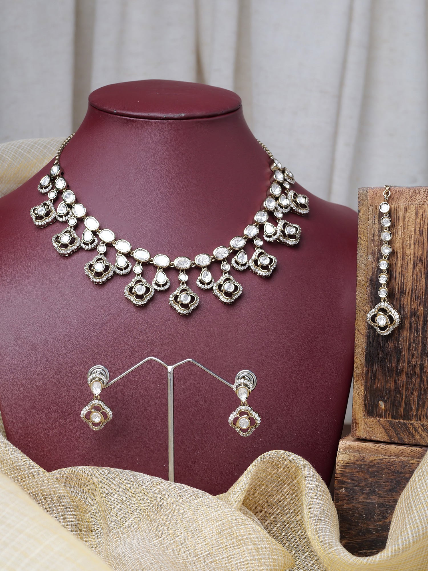 Nosheen Kundan Necklace Set in White