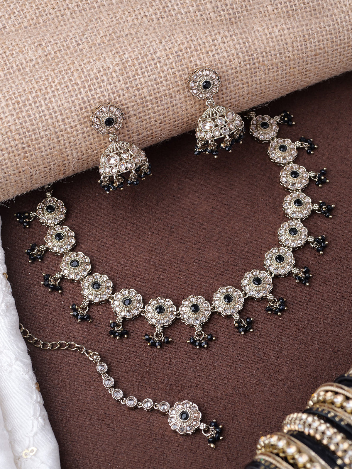 Phool Simple Necklace Set in Black