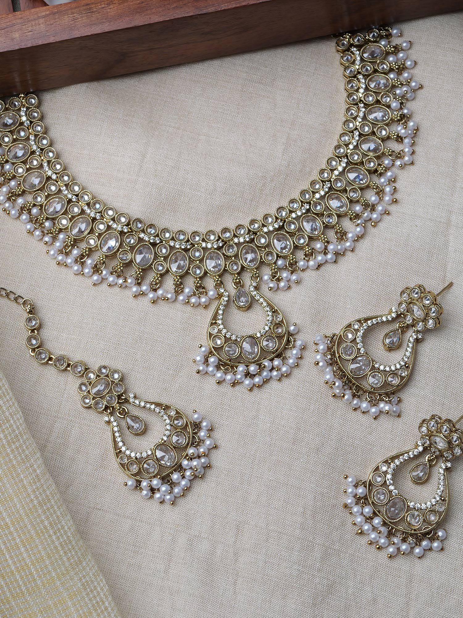 Prisha Necklace Set in White and Antique Gold