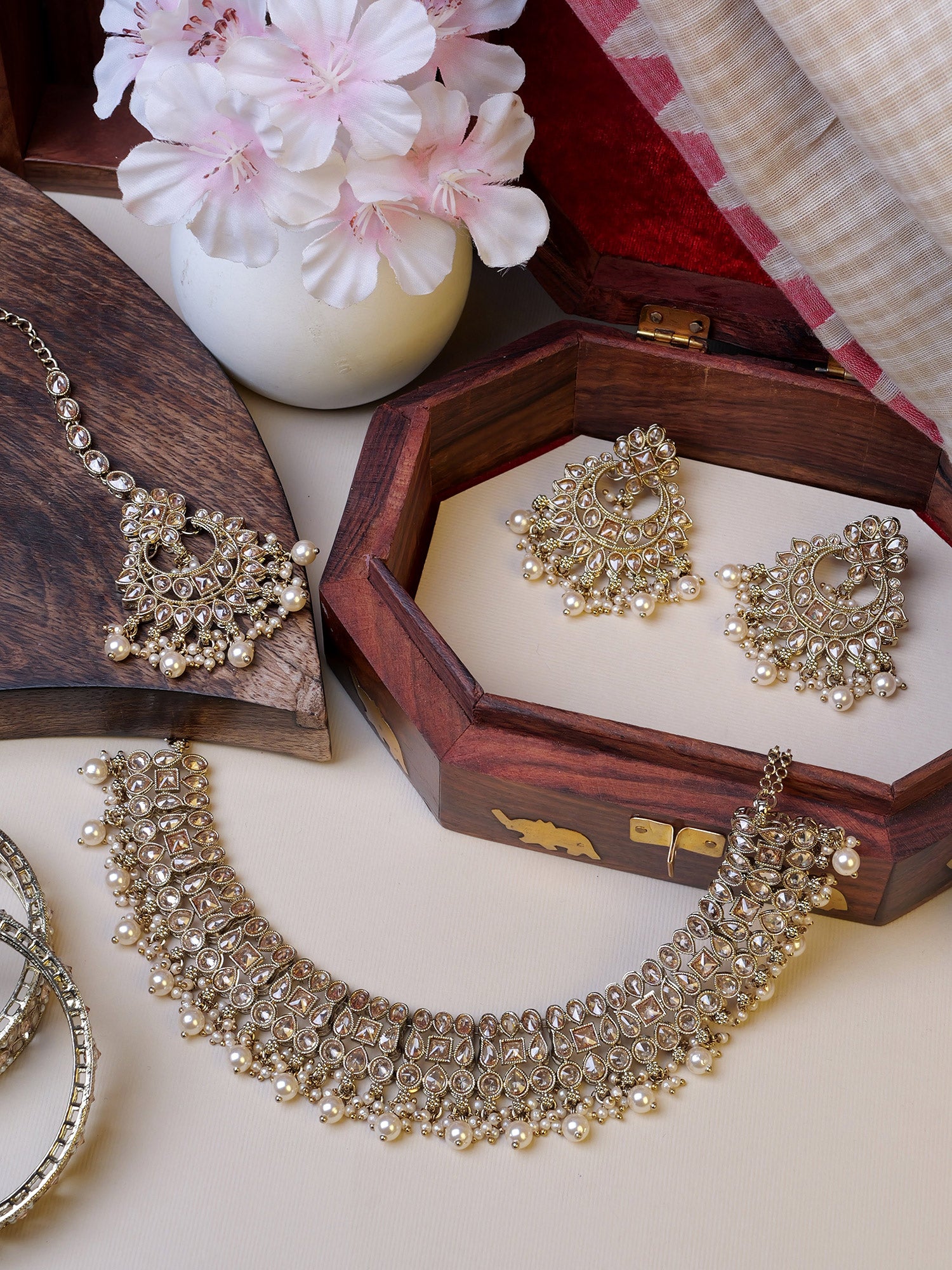 Rani Necklace Set in Pearl and Champagne
