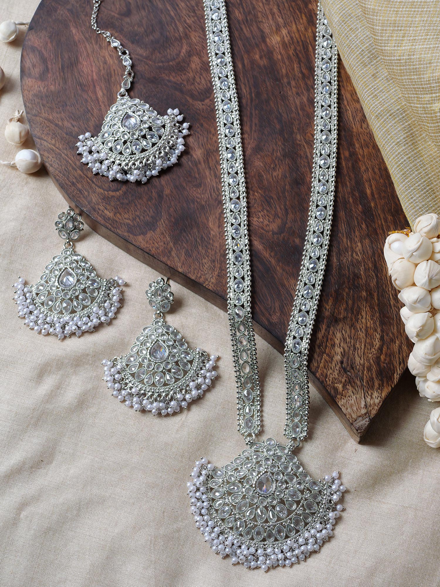 Ruhani Rani Haar in Pearl and Rhodium