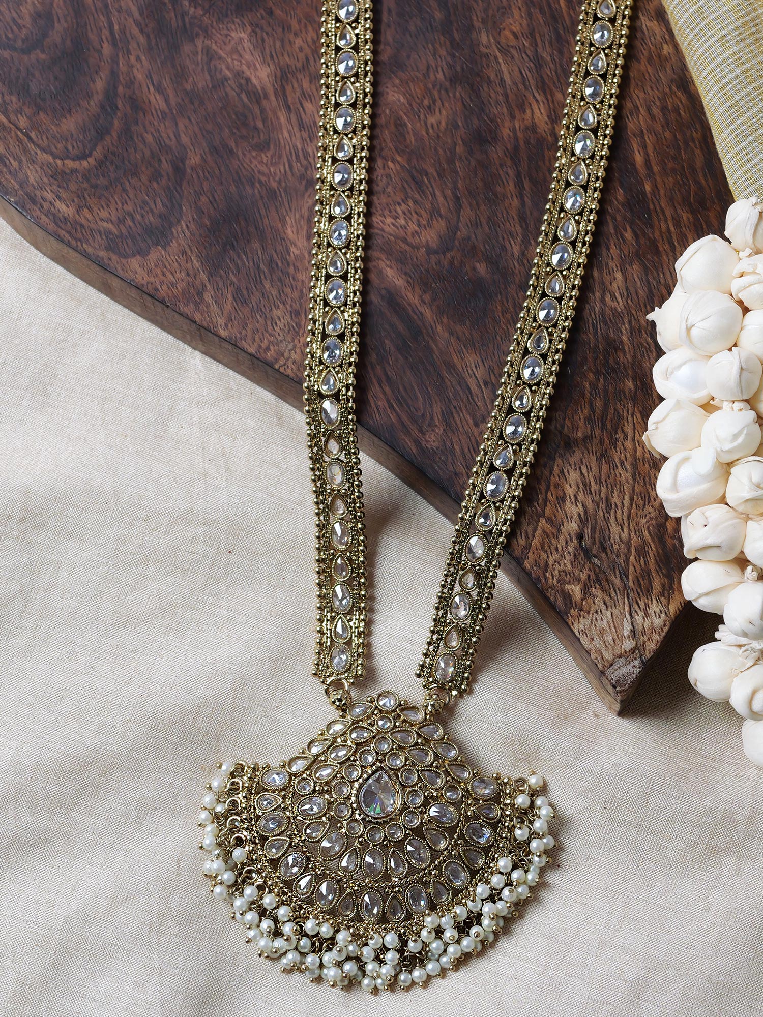 Ruhani Rani Haar in Pearl and White