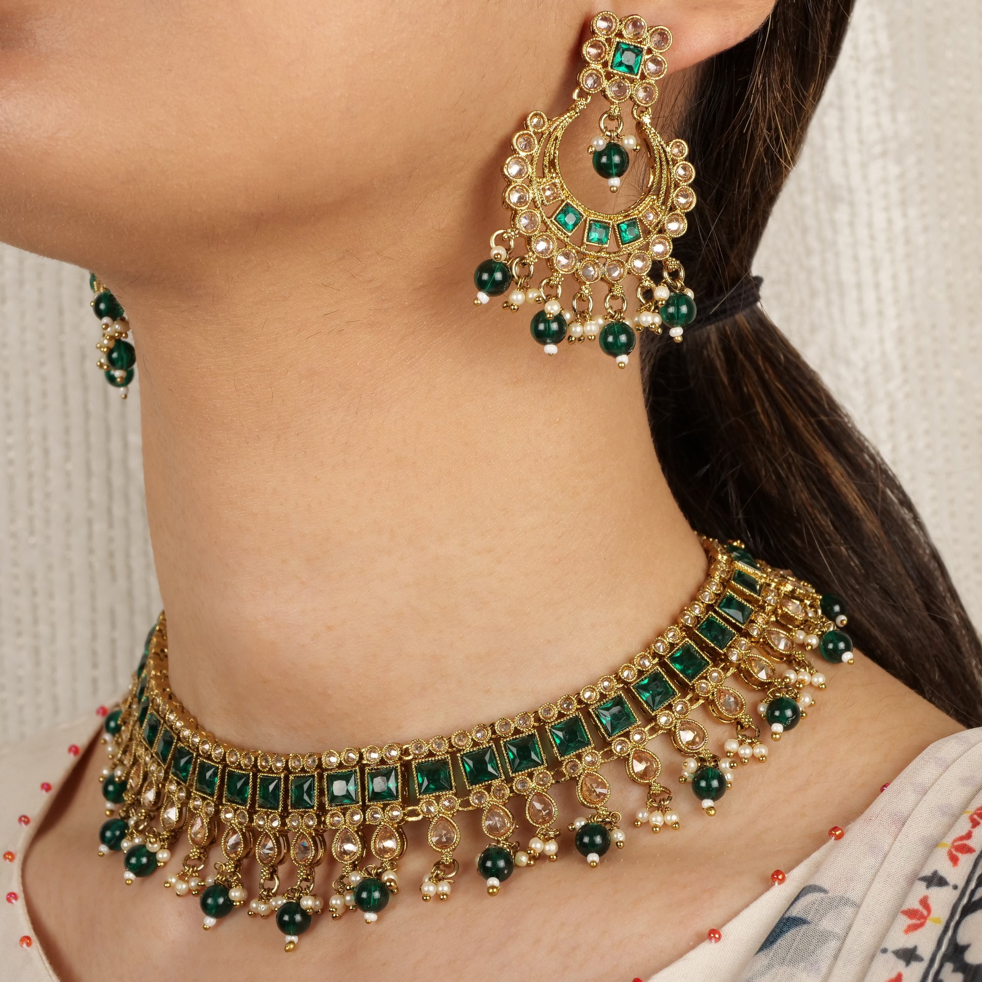 Sana Necklace Set in Green and Antique Gold