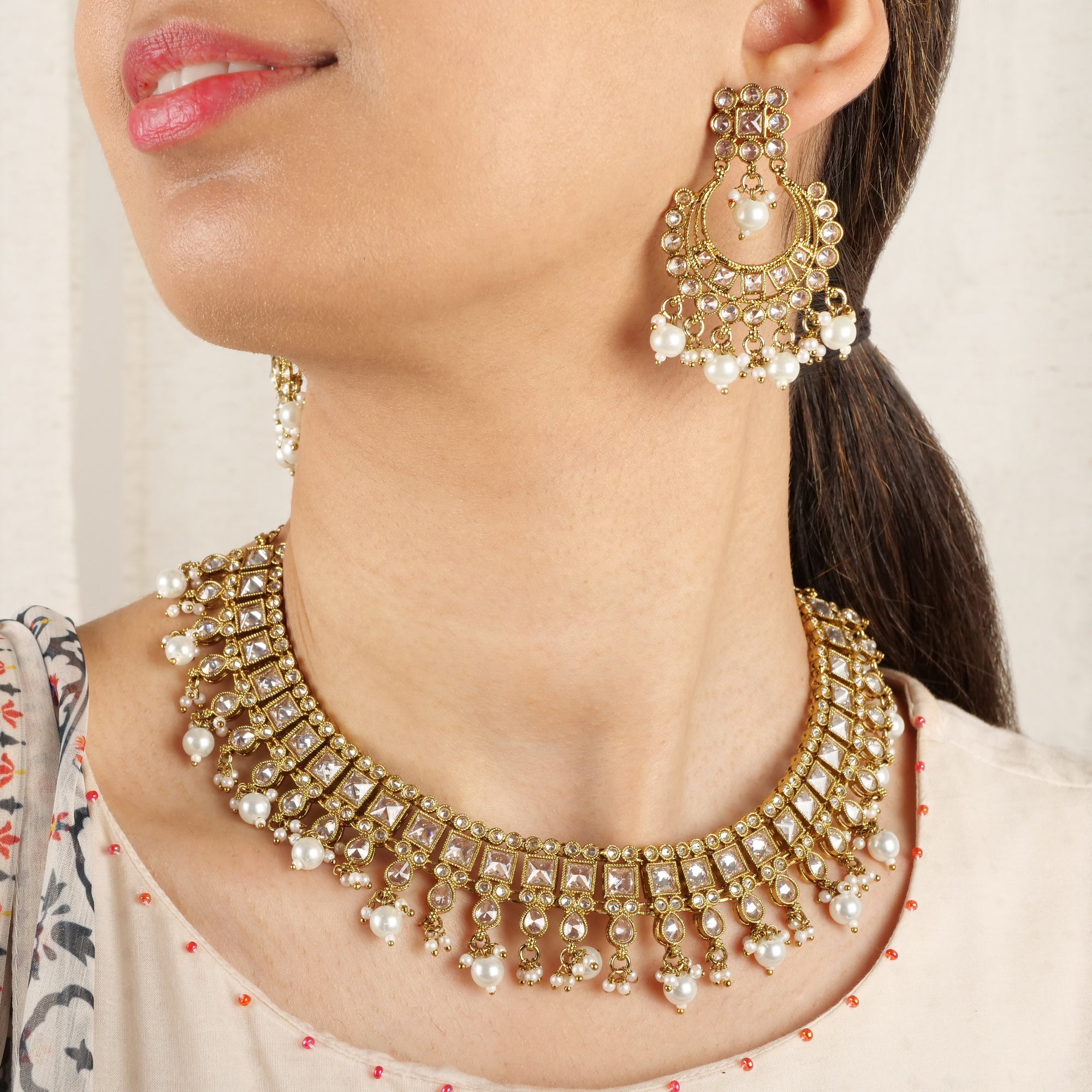 Sana Necklace Set in White and Antique Gold