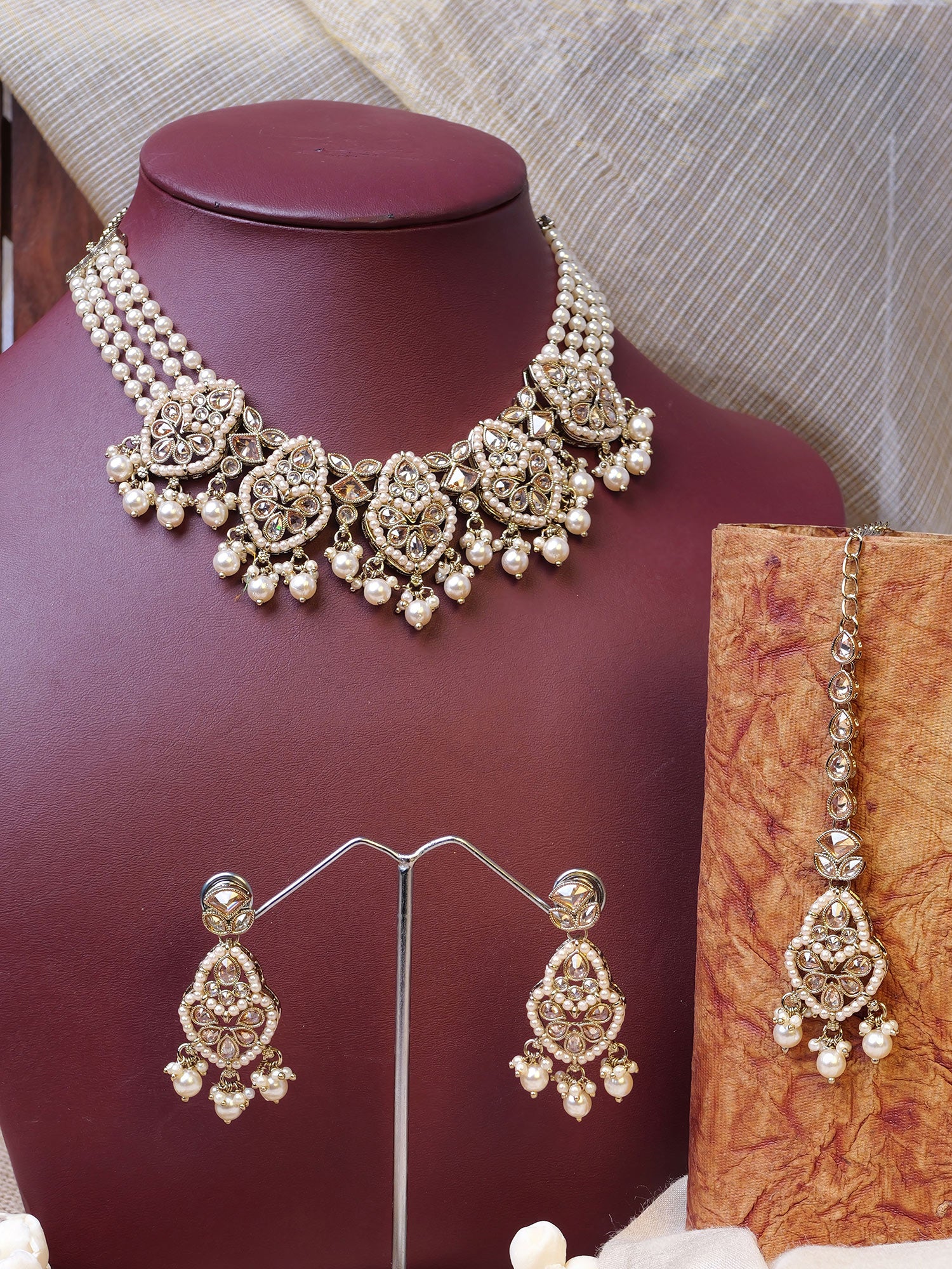 Siyana Pearl Necklace Set in Champagne