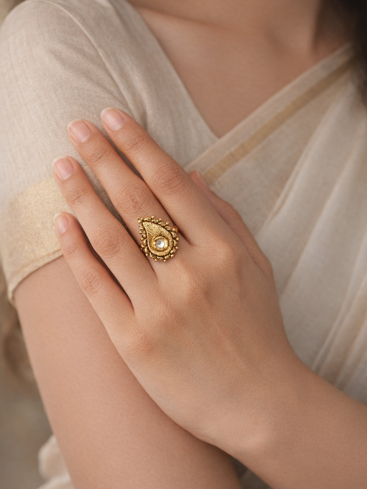 Veda Classic Ring in White