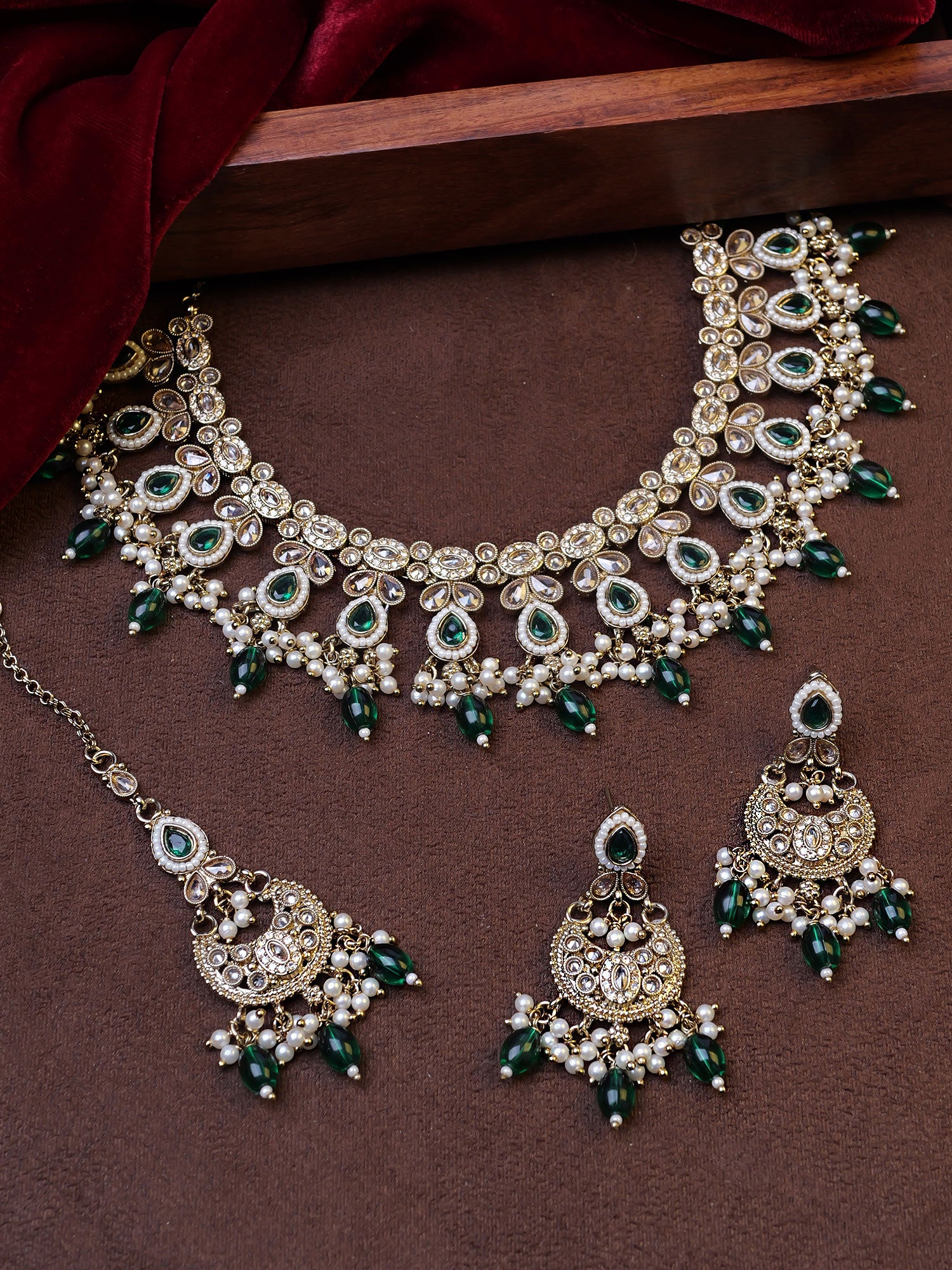 Vedika Pearl Necklace Set in Green