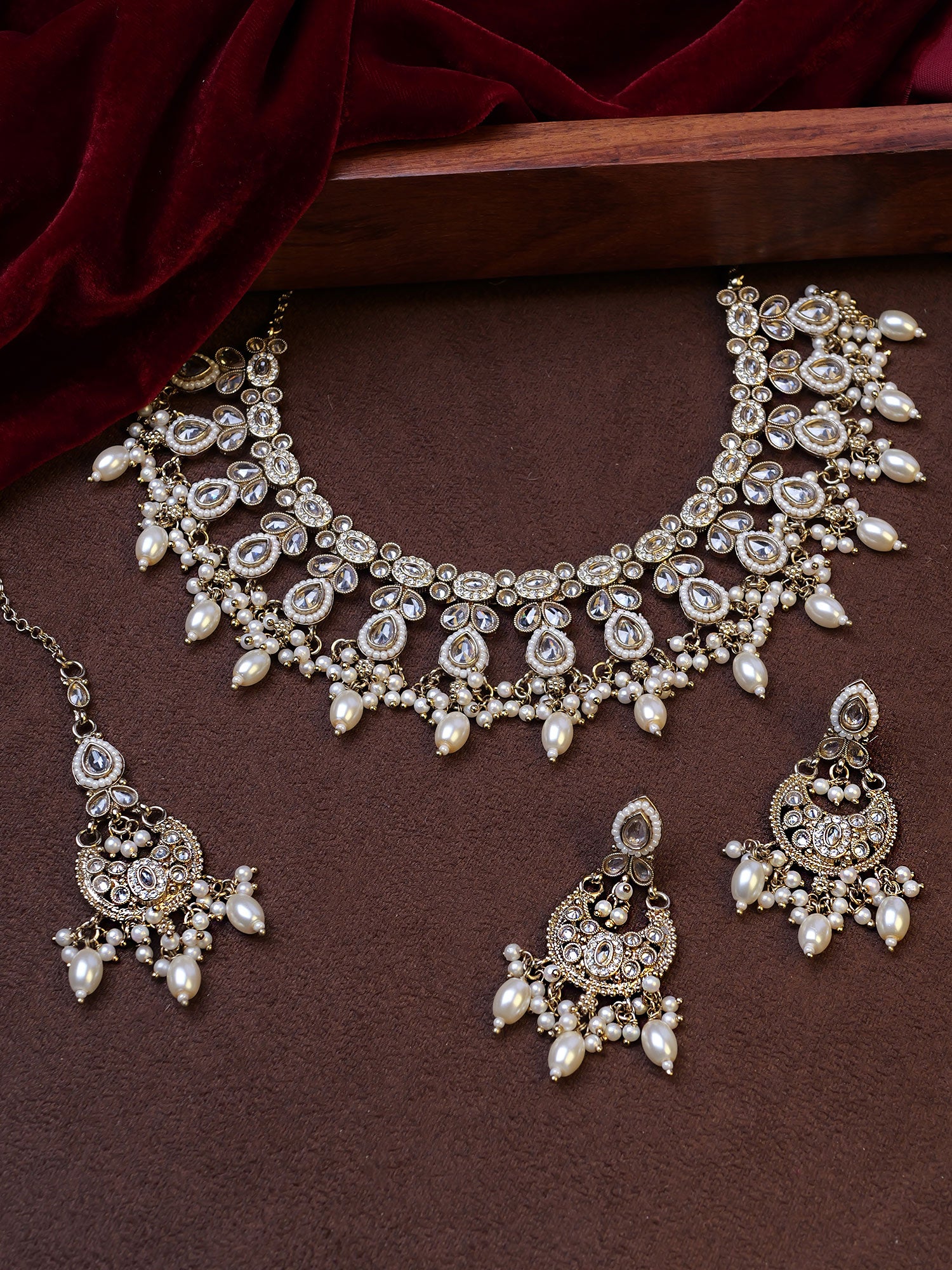 Vedika Pearl Necklace Set in White