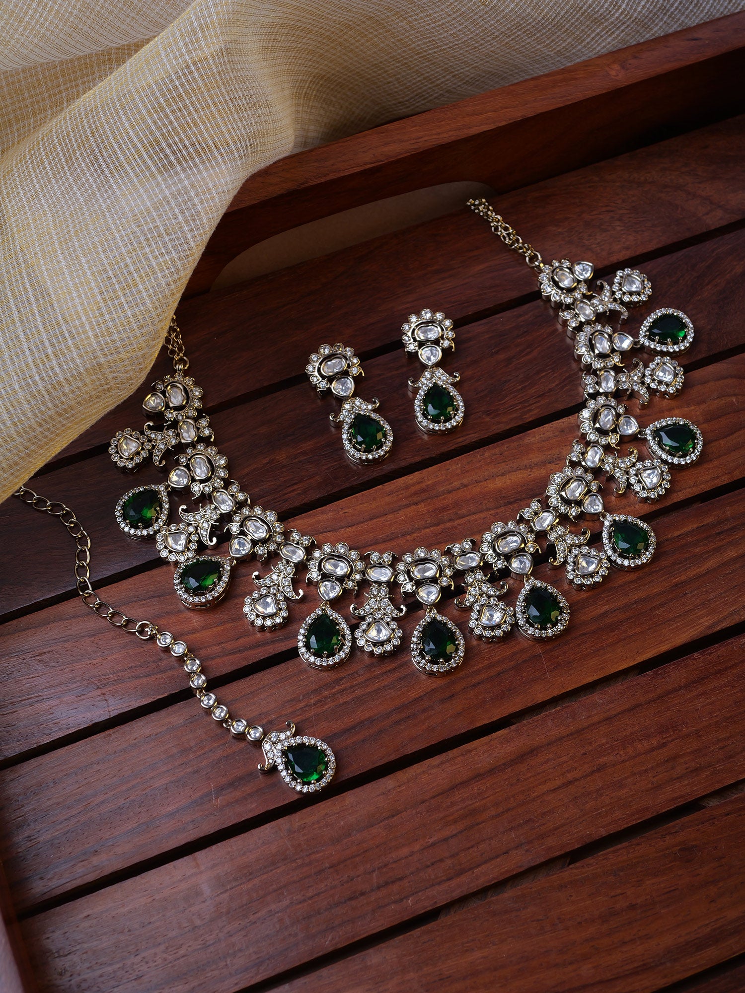 Yashmita Kundan Necklace Set in Green