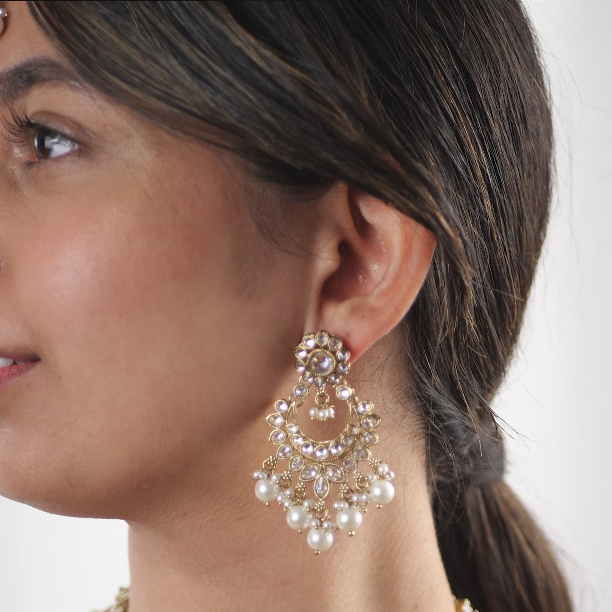 Arana Necklace Set in White