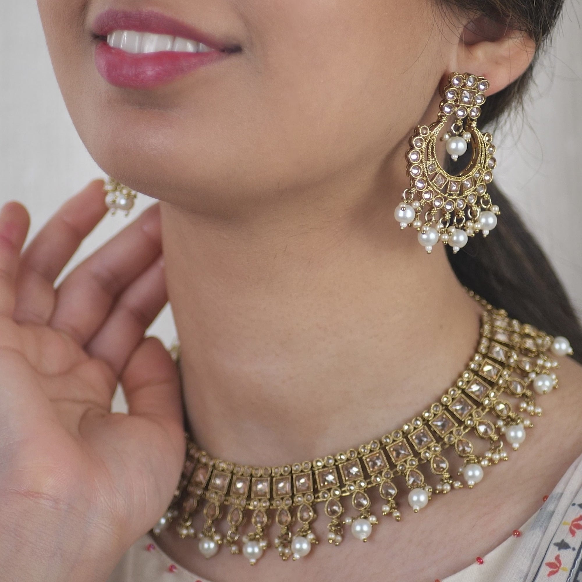 Sana Necklace Set in Pearl and Antique Gold
