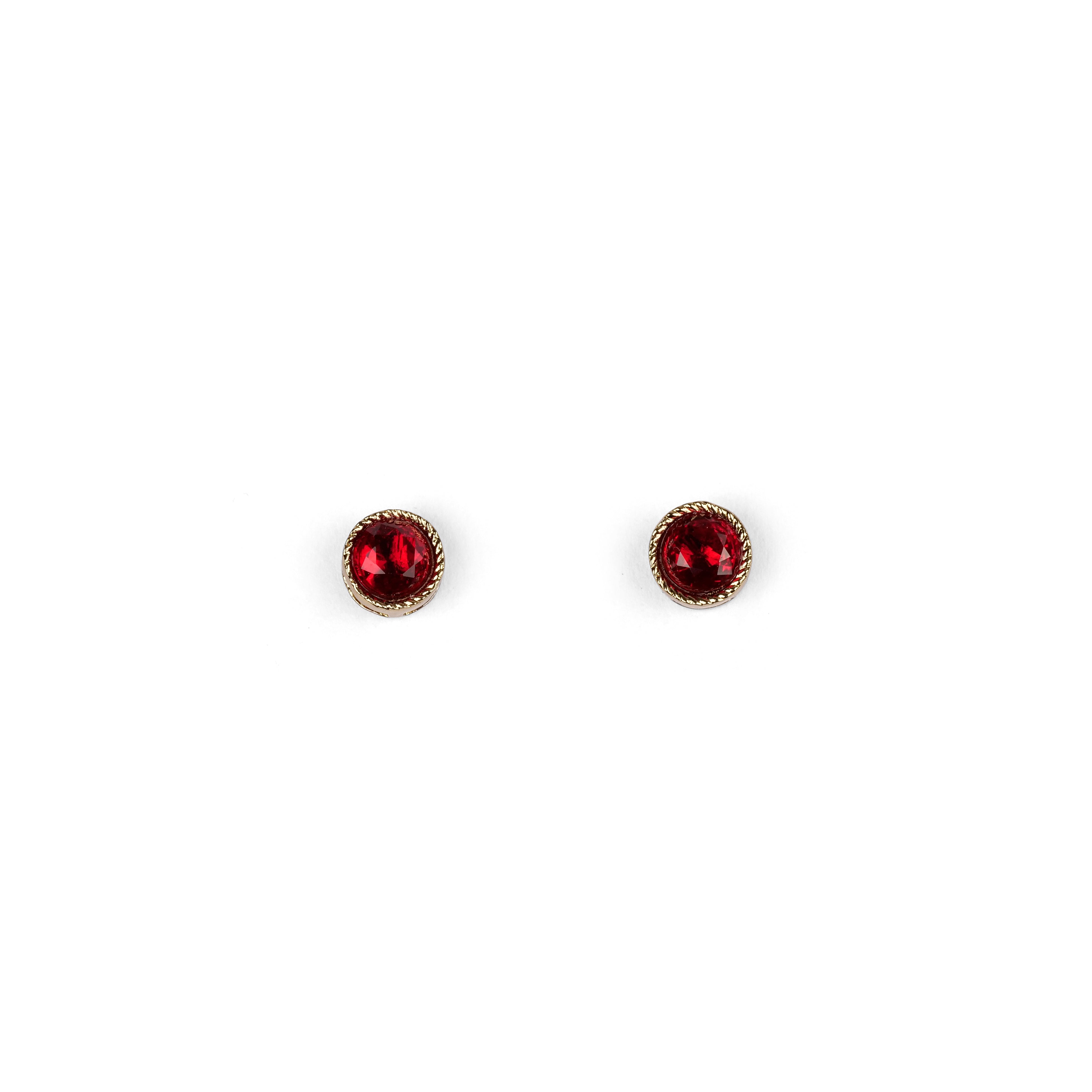 Lia 5mm Ear Studs in Maroon