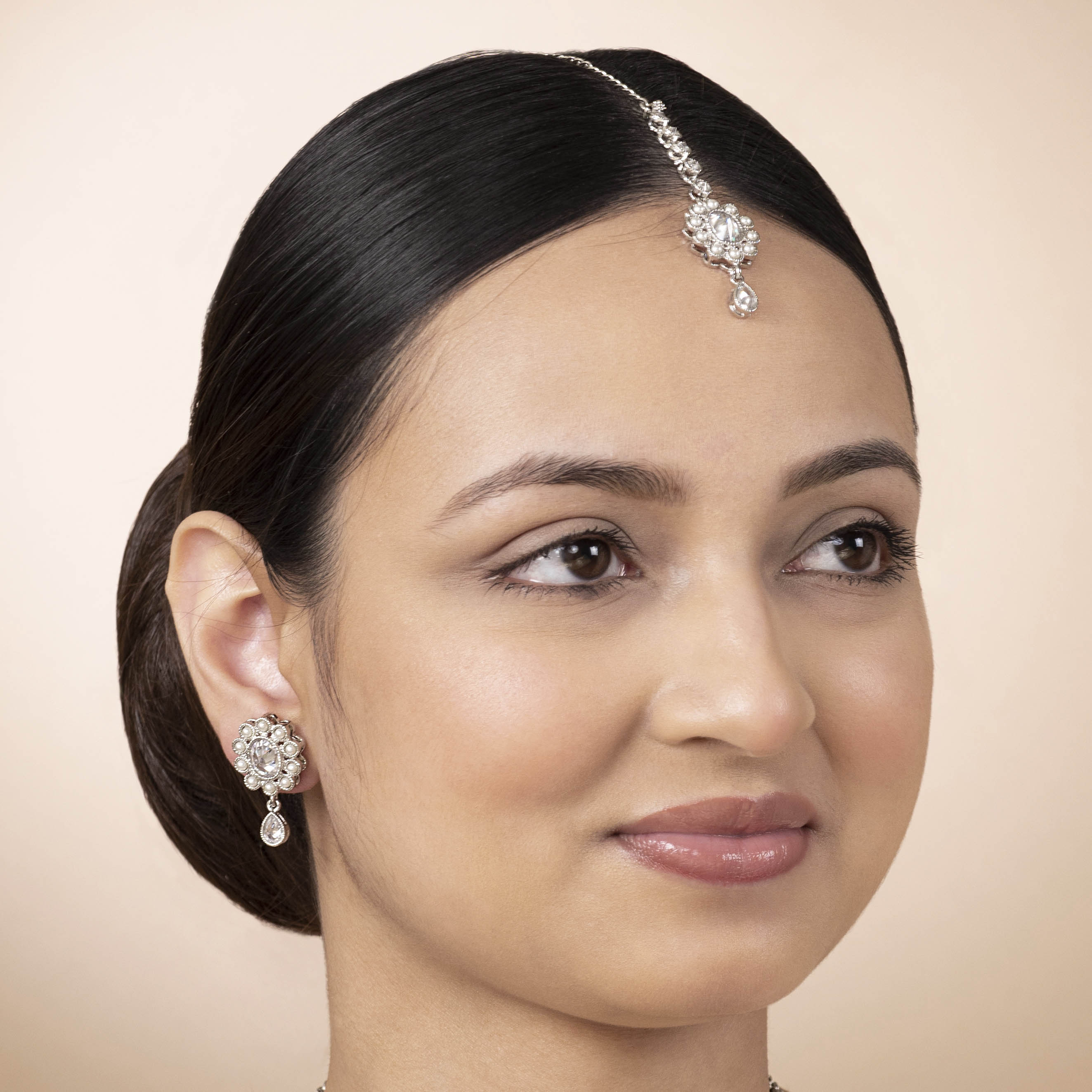 Simple Floral Necklace Set in Pearl and Rhodium