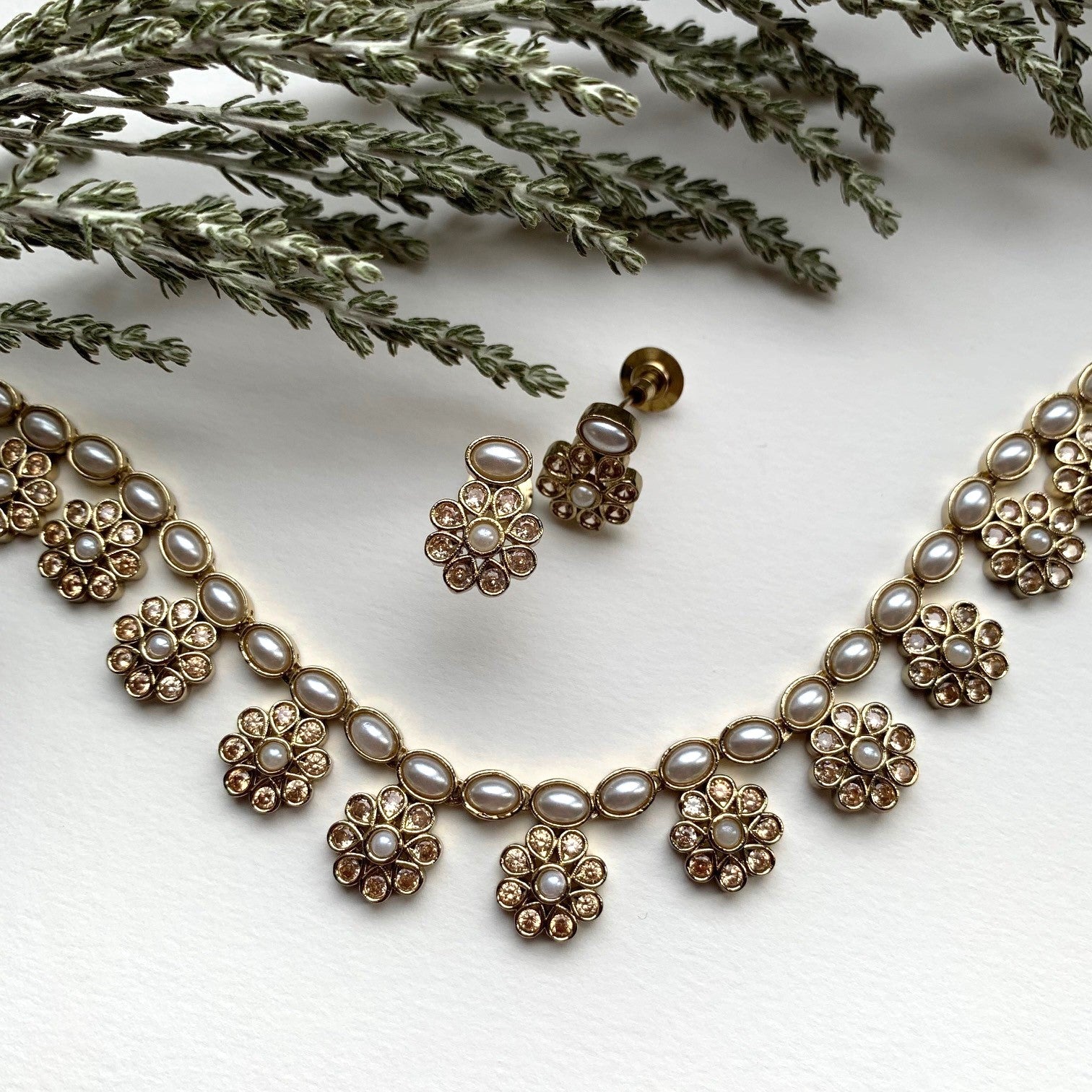 Jasmine Necklace Set in Pearl
