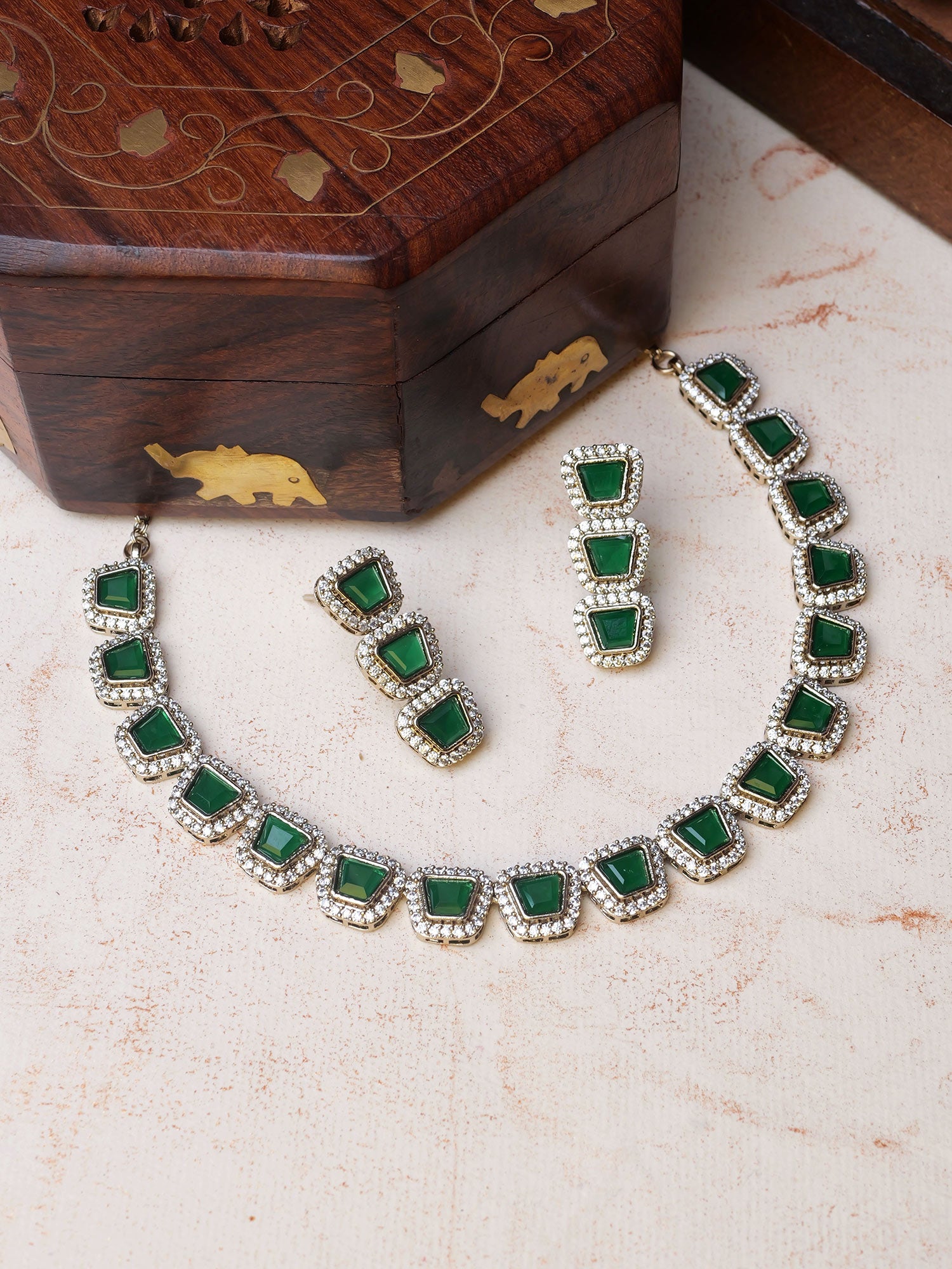 Aarini Simple Necklace Set in Green and Antique Gold