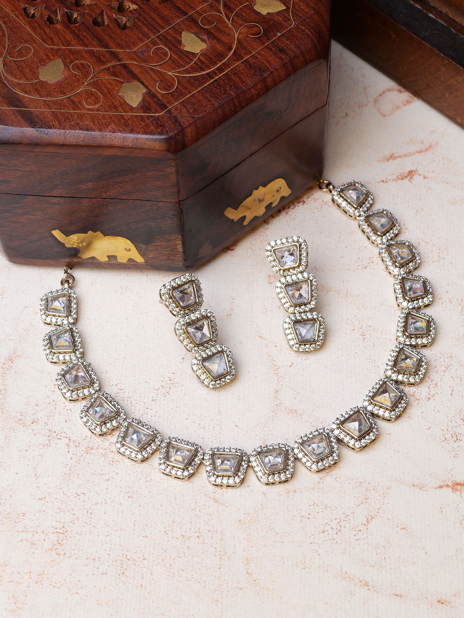 Aarini Simple Necklace Set in White and Antique Gold