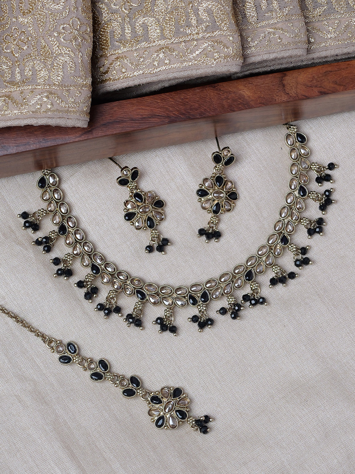 Ameera Necklace Set in Black
