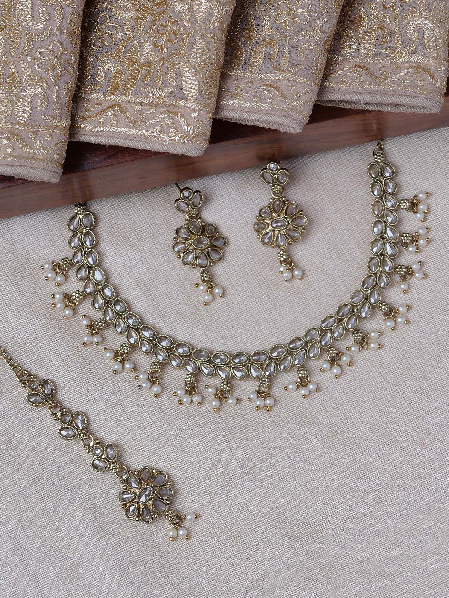 Ameera Necklace Set in White
