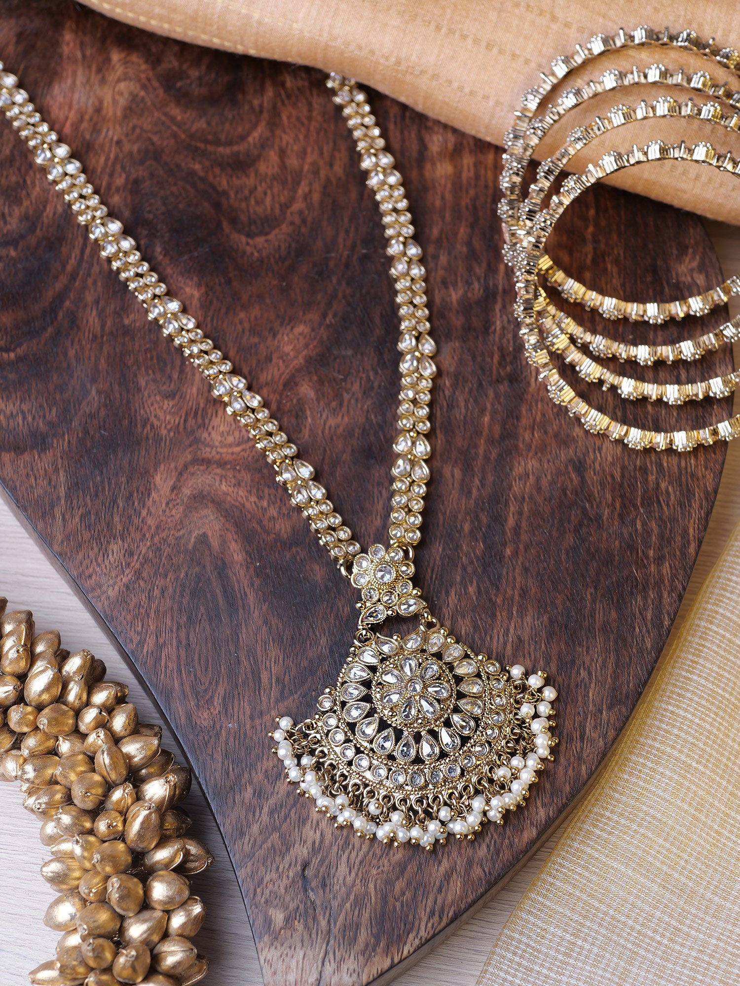 Amrani Rani Haar in White and Antique Gold