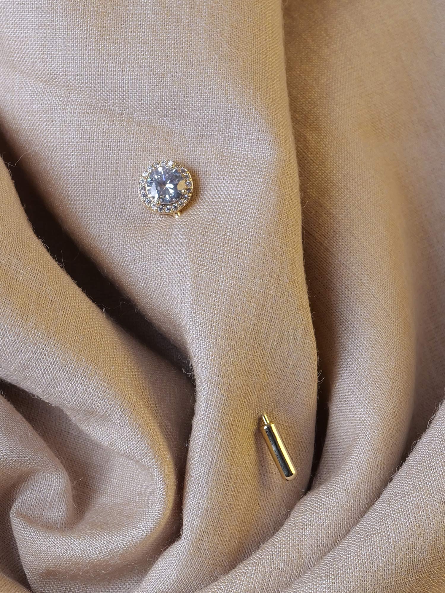 Anisa Scarf Pin in White and Gold