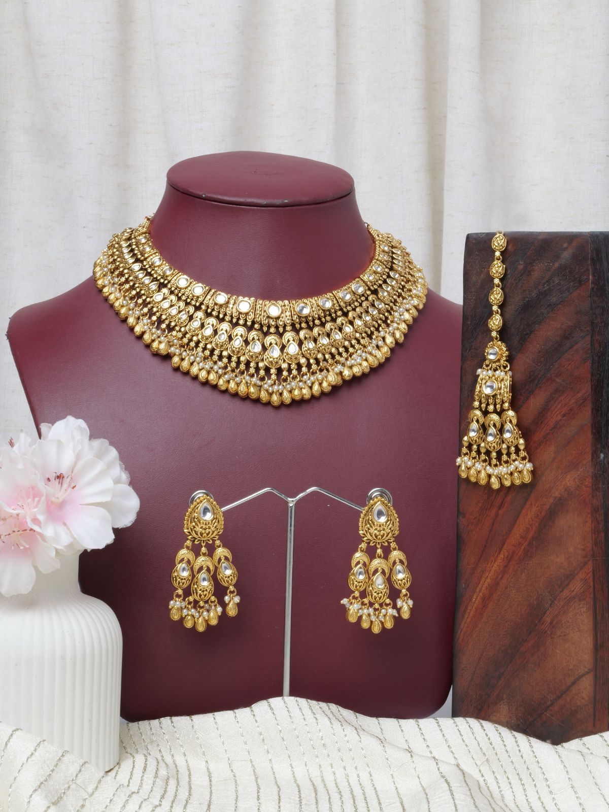 Anuradha Kundan Necklace Set in White