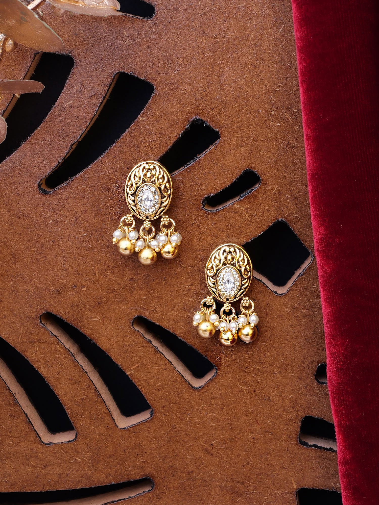 Ashi Small Kundan Earrings in White